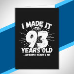 Funny 93rd Birthday Quote Sarcastic 93 Year Old Kaart<br><div class="desc">Dit grappige 93e verjaardagsontwerp maakt een geweldige sarcastische humor grap of een cadeautje voor een 93-jarig verjaardagsthema of een verrassend feest op 93-jarige verjaardag! Functies "Ik heb het gemaakt tot 93 jaar oud.. Niets maakt me uit" grappige 93e verjaardagsmeme die veel lacht zal krijgen van familie, vrienden, feestgasten en de...</div>