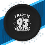 Funny 93rd Birthday Quote Sarcastic 93 Year Old Papieren Bordje<br><div class="desc">Dit grappige 93e verjaardagsontwerp maakt een geweldige sarcastische humor grap of een cadeautje voor een 93-jarig verjaardagsthema of een verrassend feest op 93-jarige verjaardag! Functies "Ik heb het gemaakt tot 93 jaar oud.. Niets maakt me uit" grappige 93e verjaardagsmeme die veel lacht zal krijgen van familie, vrienden, feestgasten en de...</div>