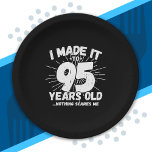 Funny 95th Birthday Quote Sarcastic 95 Year Old Papieren Bordje<br><div class="desc">Dit grappige 95e verjaardagsontwerp maakt een geweldige sarcastische humor grap of een nieuwigheidscadeau voor een 95-jarig verjaardagsthema of een verrassend 95e verjaardagsfeestje! Kenmerken "Ik heb het gemaakt tot 95 jaar oud.. Niets maakt me uit" grappige 95ste verjaardagsmeme die veel lacht zal krijgen van familie, vrienden, feestgasten en ook de verjaardagsman...</div>