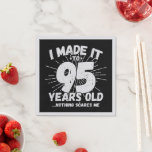Funny 95th Birthday Quote Sarcastic 95 Year Old Servet<br><div class="desc">Dit grappige 95e verjaardagsontwerp maakt een geweldige sarcastische humor grap of een nieuwigheidscadeau voor een 95-jarig verjaardagsthema of een verrassend 95e verjaardagsfeestje! Kenmerken "Ik heb het gemaakt tot 95 jaar oud.. Niets maakt me uit" grappige 95ste verjaardagsmeme die veel lacht zal krijgen van familie, vrienden, feestgasten en ook de verjaardagsman...</div>