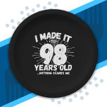 Funny 98th Birthday Quote Sarcastic 98 Year Old Papieren Bordje<br><div class="desc">Dit grappige 98ste verjaardagsontwerp maakt een geweldige sarcastische humor grap of een nieuw cadeau voor een 98-jarig verjaardagsthema of een verrassend 98ste verjaardagsfeestje! Functies "Ik heb het gemaakt tot 98 jaar oud.. Niets maakt me uit" grappige 98ste verjaardagsmeme die veel lacht zal krijgen van familie, vrienden, feestgasten en de verjaardagsman...</div>