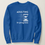 Funny Adult 18th Birthday Gift idee Adulting Shirt<br><div class="desc">Heb je moeite om het perfecte cadeau te vinden voor de 18e verjaardag van je vriend of geliefde? Zoek niet verder dan het hilarische 'Adulting in progress' ontwerp! Dit grappige ontwerp is perfect voor iedereen die net begint op hun reis naar volwassenheid. Of ze nu naar de universiteit gaan, hun...</div>