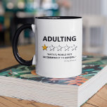 Funny Adult zou niet aanbevelen Mok<br><div class="desc">Een grappige volwassen mok met het woord "ADULTING",  met 1 op de 5 sterren,  een slecht gezegde van de review "haat het,  zou het aan niemand aanbevelen",  en hun naam.</div>