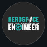 Funny Aerospace Engineering Het is Rocket Science Ronde Sticker<br><div class="desc">Ruimtevaarttechniek. Het is geen raketwetenschap. Ja, dat is het. Vreemde koopwaar voor geek en nerd ingenieurs die van humor houden, hete citaten en grappen. Koel het ontwerp om op uw werk te draag en show uw passie in vliegtuig, ruimtevaartuigen en raketwetenschap. Geweldig geschenk voor vader, vader, moeder, zoon, dochter, broer...</div>