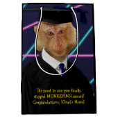 Funny Afstuderen Monkey Macaque feliciteert Medium Cadeauzakje (Voorkant)