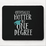 Funny Afstuderen Officieel Hotter met een graad Muismat<br><div class="desc">Officieel warm per 1 graden. Een grappig afstuderen voor afgestudeerde senioren die een middelbaar diploma hebben behaald. Deze coole leuke koopwaar is ook geweldig voor studenten aan de universiteit of de universiteit die hun bachelor-, master- of phd-diploma halen. Ideaal voor de dag van het afstuderen. Geweldig kerstcadeau en verjaardagscadeau voor...</div>