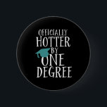 Funny Afstuderen Officieel Hotter met een graad Ronde Button 5,7 Cm<br><div class="desc">Officieel warm per 1 graden. Een grappig afstuderen voor afgestudeerde senioren die een middelbaar diploma hebben behaald. Deze coole leuke koopwaar is ook geweldig voor studenten aan de universiteit of de universiteit die hun bachelor-, master- of phd-diploma halen. Ideaal voor de dag van het afstuderen. Geweldig kerstcadeau en verjaardagscadeau voor...</div>