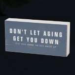 Funny Ageing Ouder Birthday Quote Houten Kist Print<br><div class="desc">Grappig citaat over het ouder worden gedrukt op houtsblok - maakt een geweldig verjaardagscadeau. Het luidt: Laat veroudering je niet omlaag brengen - het is te moeilijk om weer op te staan. Dit teken kan in elke kleur van uw keuze worden gemaakt, zodat het overeenkomt met uw decor. Gebruik hieronder...</div>