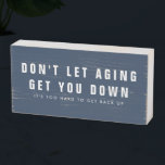 Funny Ageing Ouder Birthday Quote Houten Kist Print<br><div class="desc">Grappig citaat over het ouder worden gedrukt op houtsblok - maakt een geweldig verjaardagscadeau. Het luidt: Laat veroudering je niet omlaag brengen - het is te moeilijk om weer op te staan. Dit teken kan in elke kleur van uw keuze worden gemaakt, zodat het overeenkomt met uw decor. Gebruik hieronder...</div>