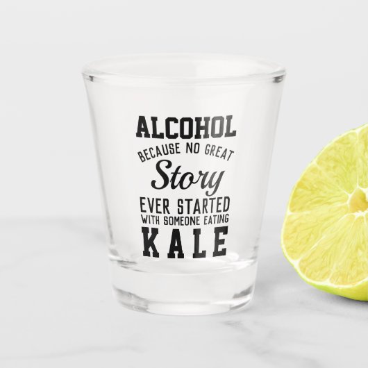 Funny Alcohol Versus Kale Quote Text Shot Glas (Voorkant)