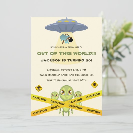 Funny Alien en Spaceship Birthday Kaart (Staand voorkant)