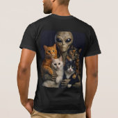 Funny Alien with Cats Renaissance Art T-shirt (Achterkant)
