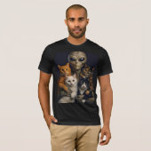 Funny Alien with Cats Renaissance Art T-shirt (Voorkant volledig)