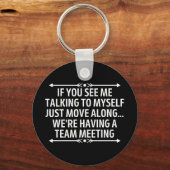Funny als je me ziet praten met mezelf collega sleutelhanger (Voorkant)