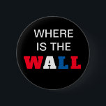 Funny American Presidential Build Wall Ronde Button 5,7 Cm<br><div class="desc">Funny American Presidential Build Wall Button 

"Waar is de Muur" in groot vet rood,  wit en blauw lettertype Zwarte achtergrondkleuren</div>