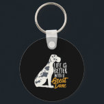 Funny and Cute Great Dane Hondenliefhebber Sleutelhanger<br><div class="desc">Het leven is beter met een Grote Deen. Grappig en schattig hondenkoopwaar voor een jongen minnaar, puppy eigenaar, hond of hondenvader die van hun kleintje houdt, geniet van humor en hete citaten. Show je liefde voor je trouwe pooch door dit hondenras ontwerp te dragen. Geweldig geschenk voor mensen die het...</div>