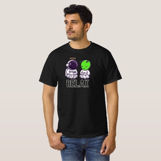 Funny And Cute Relax Alien And Astronaut T-shirt (Voorkant volledig)
