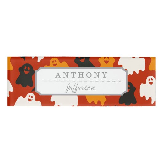 Funny and Spooky Halloween Ghost Pattern on Brown Naambadge (Voorkant)