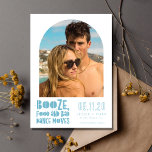 Funny Arch Photo Beach Weddenschap Save the Date<br><div class="desc">Bewaar de datums voor het leuke koppel dat niet kan wachten om te vieren met hun familie en vrienden. Een tekenfoto-typografische vormgeving met de tekst: Boze, eten en slechte dansbewegingen. Pas uw foto, namen en trouwdatum aan. Deze leuke strandbruiloft met de data zal de toon zetten en je gasten enthousiast...</div>