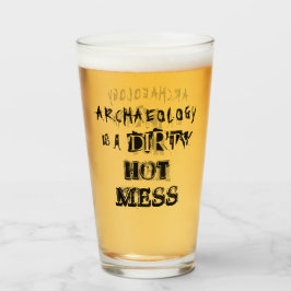 Funny Archeology is een Dirty Hot Mess Pun Glas