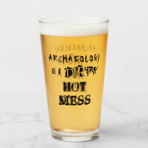 Funny Archeology is een Dirty Hot Mess Pun Glas