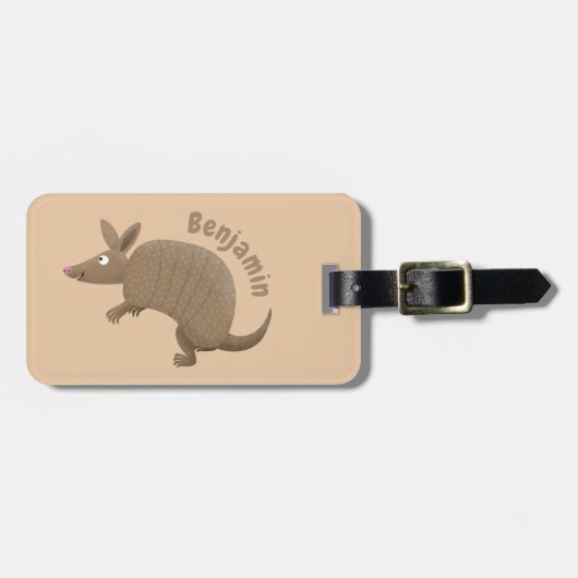 Funny armadillo happy cartoon illustratie bagagelabel (Voorkant horizontaal)