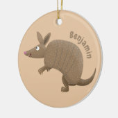 Funny armadillo happy cartoon illustratie keramisch ornament (Links)