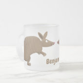 Funny armadillo happy cartoon illustratie matglas koffiemok (Voorkant links)