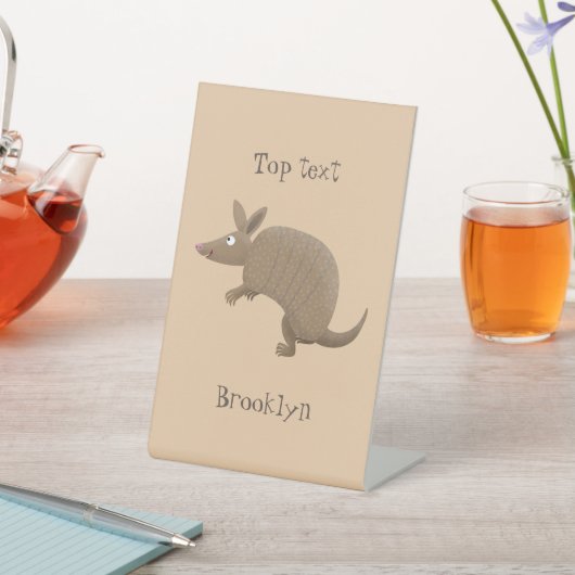 Funny armadillo happy cartoon illustratie reclamebord met voetstuk (Insitu)