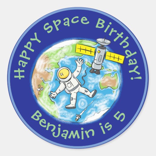 Funny astronaut met satelliet over de cartoon ronde sticker (Voorkant)