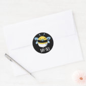 Funny Baby Bee Pun Dark BG Ronde Sticker (Envelop)