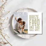 Funny Bad Dance Moves Photo Wedding Save the Date Aankondigingskaart<br><div class="desc">Maak je klaar om de viering van een leven te beginnen met onze Funny "Booze, Food, Bad Dance Moves" Save the Date briefkaart! Ontworpen om een vleugje humor en persoonlijkheid toe te voegen aan uw trouwaankondigingen, zal dit briefkaart zeker een glimlach op het gezicht van uw gasten brengen. De voorkant...</div>