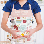 Funny Baking Gezegde Modern Kitchen Pink Schort<br><div class="desc">Grappig Gezegde Baking Modern Kitchen Pink Apron heeft een kleurrijk keukenpatroon met de bewerkbare tekst "Baking is goedkoper dan therapie" in de moderne scripttypografie. Perfect geschenk voor Kerstmis,  verjaardag,  Moederdag en voor degenen die graag een kookster bakken. Ontworpen door ©Evco Studio www.zazzle.com/store/evcostudio</div>