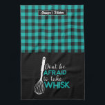 Funny Baking Pun Baker Neem Whisk Pset Patroon Theedoek<br><div class="desc">Grappig en cool keukenhanddoek om het koken leuker te maken. Gepersonaliseerd geschenk voor familie en vrienden die graag koken, bakken en een nieuw recept proberen in de keuken. Pas de formulering aan zodat deze bij uw gelegenheid past. U kunt het Hulpmiddel van het Ontwerp gebruiken om het doopvonttype, de doopvontkleur...</div>
