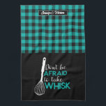 Funny Baking Pun Baker Neem Whisk Pset Patroon Theedoek<br><div class="desc">Grappig en cool keukenhanddoek om het koken leuker te maken. Gepersonaliseerd geschenk voor familie en vrienden die graag koken, bakken en een nieuw recept proberen in de keuken. Pas de formulering aan zodat deze bij uw gelegenheid past. U kunt het Hulpmiddel van het Ontwerp gebruiken om het doopvonttype, de doopvontkleur...</div>