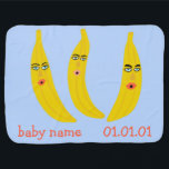 Funny Bananas  naam van de Baby Birthday Inbakerdoek<br><div class="desc">Voeg wat flair toe aan je babykamer met dit leuke patroon. Hand getekend door mij, voor jou! Je kunt altijd je eigen tekst toevoegen, zoals de naam van de baby en zijn verjaardag. Bekijk mijn winkel voor meer kleuren en patronen, plus accessoires zoals tassen, badmatten, handdoeken, teenslippers, bibs, cosmetische zakjes,...</div>