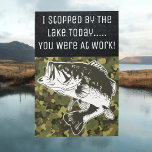 Funny Bass Vist Lake Angler Birthday Custom Kaart<br><div class="desc">Dit aangepaste wenskaart is een geweldig cadeau voor de basenangler in je leven. In het ontwerp staat een largemouth bass die uit het water springen en de tekst: "Ik stopte vandaag bij het meer, je was aan het werk". Deze kaart is geweldig voor verjaardagen, welgewensen en nog veel meer. Voeg...</div>