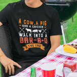 Funny BBQ Een Koe Een Varken En Een Kippengrillen T-shirt<br><div class="desc">Dit grappige T-shirt heeft silhouetten van een koe, varken, kip en grillgereedschap. De tekst luidt: "A koe, a pig and a koe walk into a bar-b-q the end", wat een woordspeling is voor de manier waarop veel grappen beginnen. Dit humoristische t-shirt is ideaal voor vaders of iedereen die houdt van...</div>