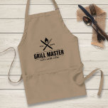 Funny BBQ Grill Master Personalized Barbecue King Standaard Schort<br><div class="desc">Uw BBQ grill master zal genieten van dit gepersonaliseerde schort. Het ontwerp is voorzien van een doorgekruiste barbecue vork en mes met een vuurvlam erboven. Voeg de naam van uw Grill King en het jaar van oprichting toe of verwijder het (huwelijk, huisarrest, enz.) Perfect voor uw favoriete foodie, vaderdag, familie...</div>