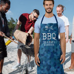 Funny BBQ is een Man Kitchen Schort<br><div class="desc">Een grappig man platform met een blauw geometrisch patroon achtergrond,  barbecuesinstrumenten,  plus het gezegde "een barbecuetkeuken van een man".</div>