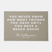 Funny Beach House Friends Quote Personalized Taupe Deurmat (Voorkant)