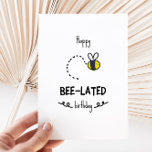 Funny Bee Pun Belated Birthday Kaart<br><div class="desc">Gelukkige verjaardag met bijen - grappige pun-verjaardagskaart met een minimalistische afbeelding van een schattige bijen</div>