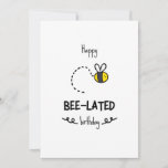 Funny Bee Pun Belated Birthday Kaart<br><div class="desc">Gelukkige verjaardag met bijen - grappige pun-verjaardagskaart met een minimalistische afbeelding van een schattige bijen</div>