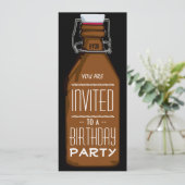 Funny Beer Bottle Birthday Party Invitation Kaart (Staand voorkant)