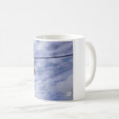 Funny beer die hangt te drogen. koffiemok (Voorkant rechts)