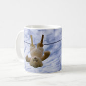 Funny beer die hangt te drogen. koffiemok (Voorkant links)