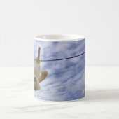 Funny beer die hangt te drogen. koffiemok (Center)