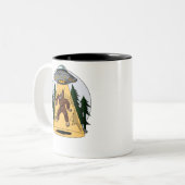 Funny Bigfoot Alien Abduction Space UFO Tweekleurige Koffiemok (Voorkant links)