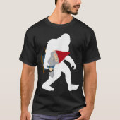 Funny Bigfoot Carrying Gnome Design T-shirt (Voorkant)