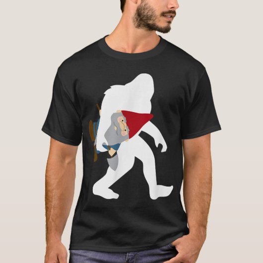 Funny Bigfoot Carrying Gnome Design T-shirt (Voorkant)